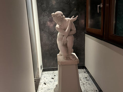 IL RACCONTO. La Venere Colca, suggestioni anarchiche tra marmi, mare e... chantilly