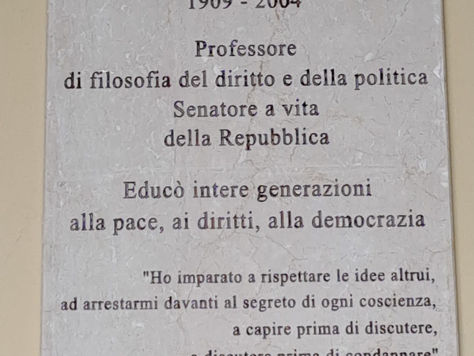 Torino, via Sacchi: una lapide in ricordo di Norberto Bobbio