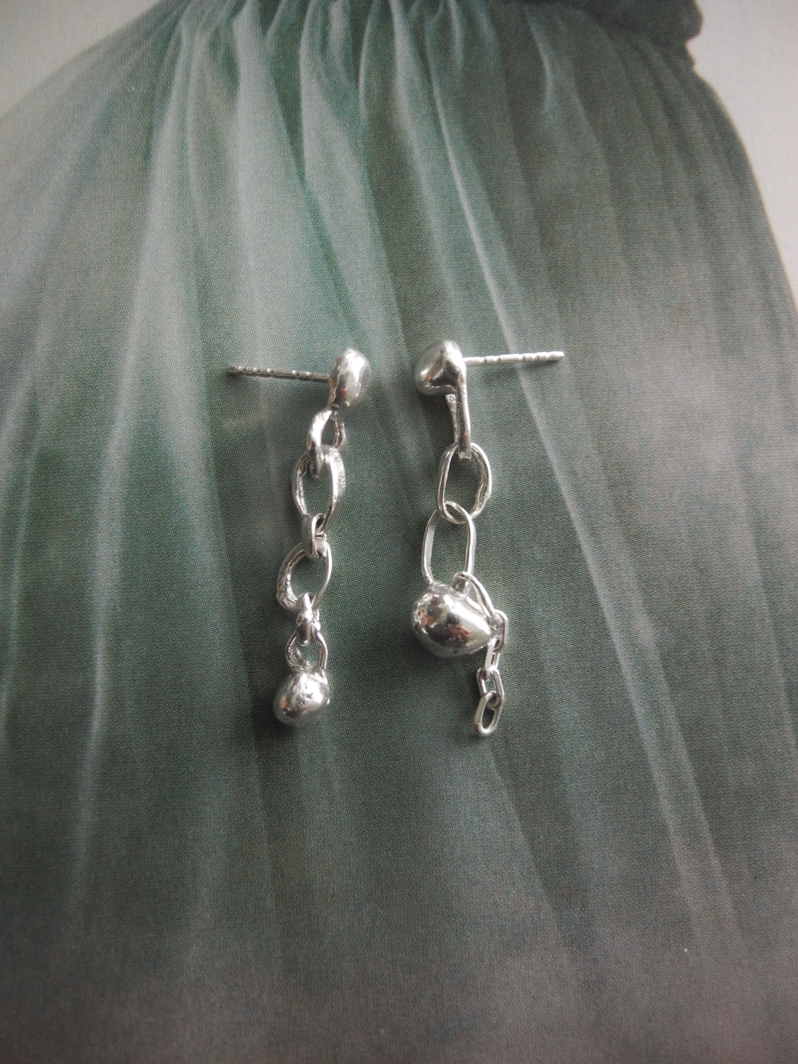 globular glint chain earrings