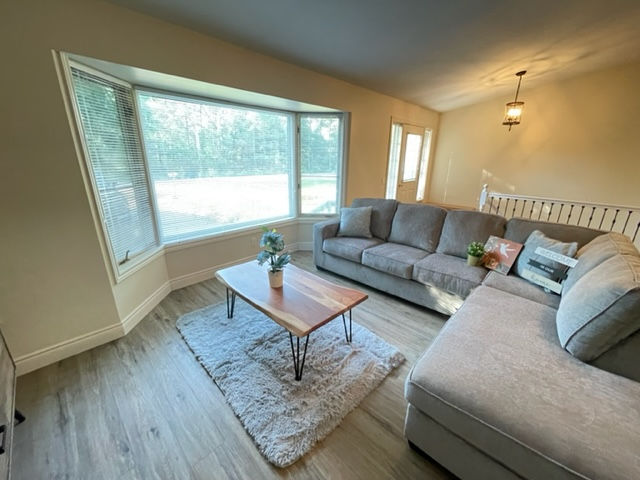 129 Gordon St, living room