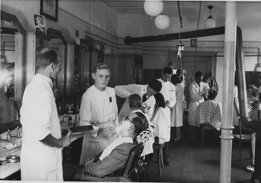 Salon Neckarelz bei der Arbeit.jpeg