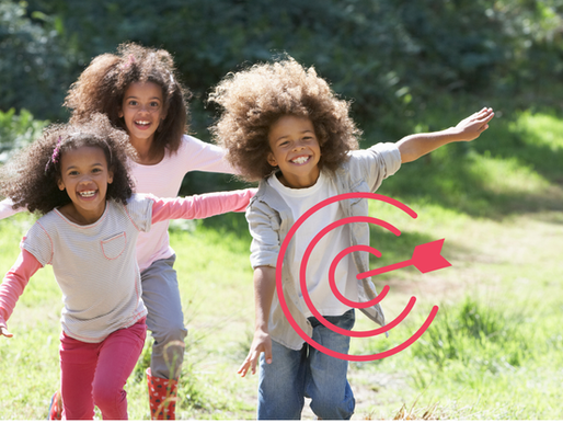 crianças brincam ao ar livre