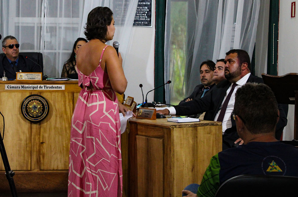 Yane enntrega carta e olha nos olhos dos vereadores