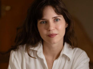 A poeta Priscila Faria dá uma entrevista