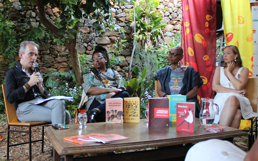 Mesa e cenário. Da esq. para a direita: Luiz Gustavo, Cidinha, Léonora e Maria/ Foto: Daniela Mendes