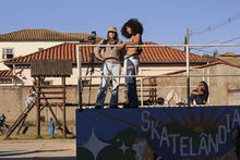 duas mulheres com uma câmera na pista de skate