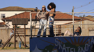 duas mulheres com uma câmera na pista de skate
