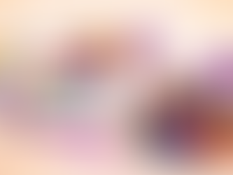 Imagem de mulheres protestando ao lado de uma mão masculina segurando página de internet do google