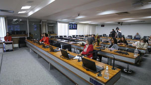 Sala da comissão na câmara dos deputados vazia