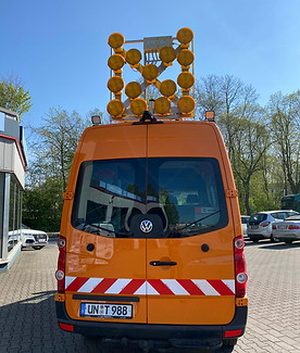 Kommunalfahrzeug Transporter mit Leuchtkreuz