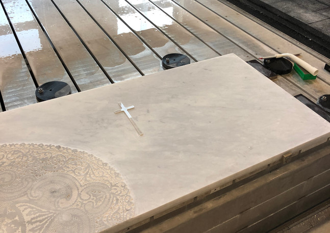 Lavorazione marmi | Onoranze Funebri Mombellli Michele ...