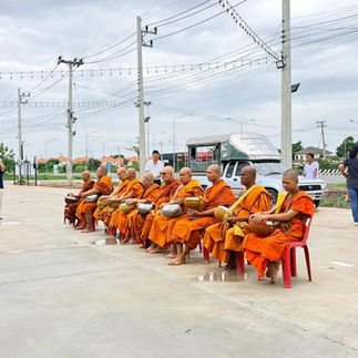 ภาพบรรยากาศ-ตักบาตรทำบุญเข้าพรรษา-u-market-4