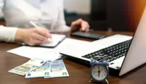 Desconto de parcelas de dívida já quitada caracteriza falha no serviço e gera dever de indenizar