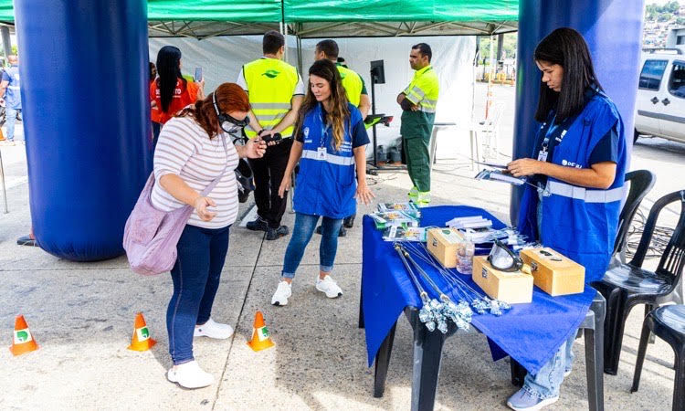 Detran RJ faz ação educativa para motoristas na Ponte Rio-Niterói visando feriadão de Carnaval