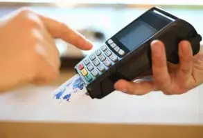 Juiz anula contrato que bloqueou investimentos como garantia de cartão de crédito