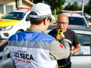 Fiscalização da Lei Seca flagra ‘fadas’ cobrando para ajudar motoristas na blitz