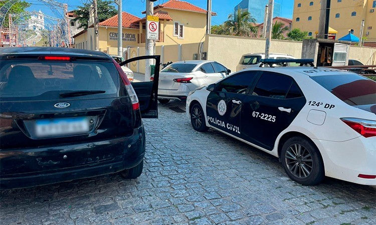 Agentes da Corregedoria do Detran RJ e policiais civis apreendem, em Saquarema, carro com placas clonadas