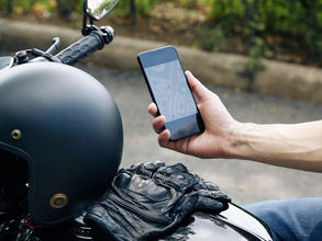 Uso de celular pelo garupa da moto: o que diz a legislação e quais são os riscos?