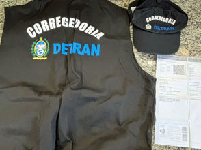 CORREGEDORIA DO DETRAN.RJ APREENDE DOCUMENTO DE LICENCIAMENTO FALSO E CONDUZ INSTRUTOR DE AUTOESCOLA PARA DELEGACIA