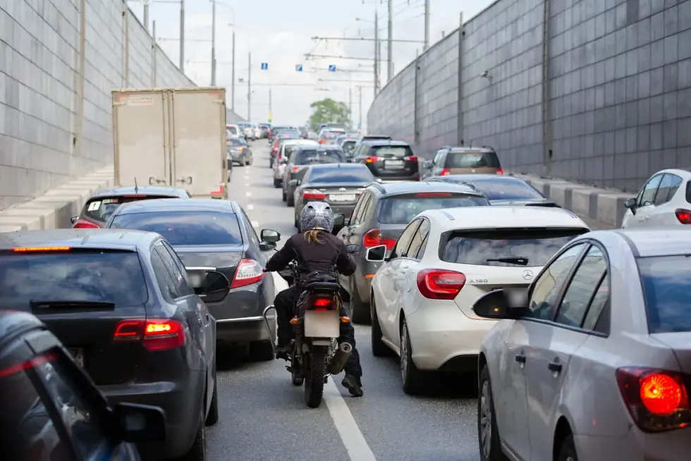 Corredor de moto: permitido ou perigoso? Entenda o que a lei diz e por que especialistas fazem alerta