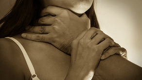 En kvinna utsätts för strypning