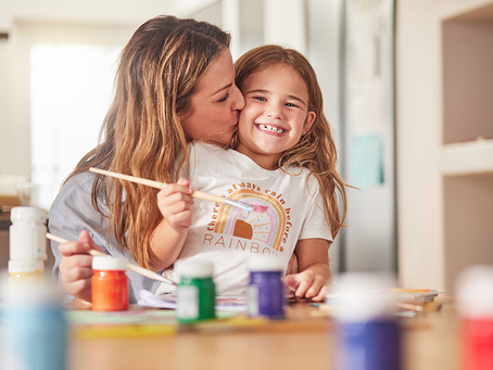 En mamma som umgås med sin dotter