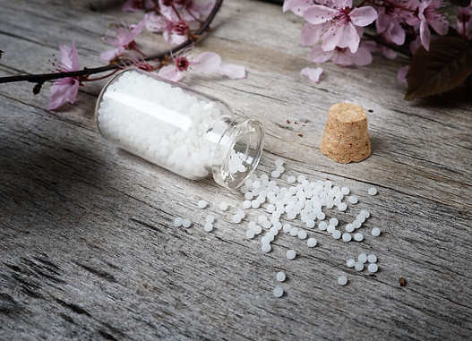 ausgeschüttetes Homöopathiegläschen