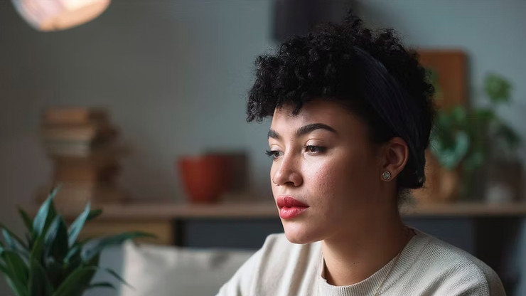 Mulher focada ao computador; dar o primeiro passo nem sempre é fácil.
