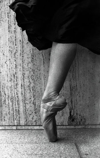 EllaHartungPhotography Fotografenmeisterin Thüringen Erfurt Berlin Kieler Ballett Balletttänzer Couple_Contemporary Dance Art Photography Analog on film _ Schwarzweiß Fotografie_ Tänzerinnen