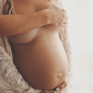 Schwangere Frau im Fotostudio Korschenbroich – minimalistische Bildsprache