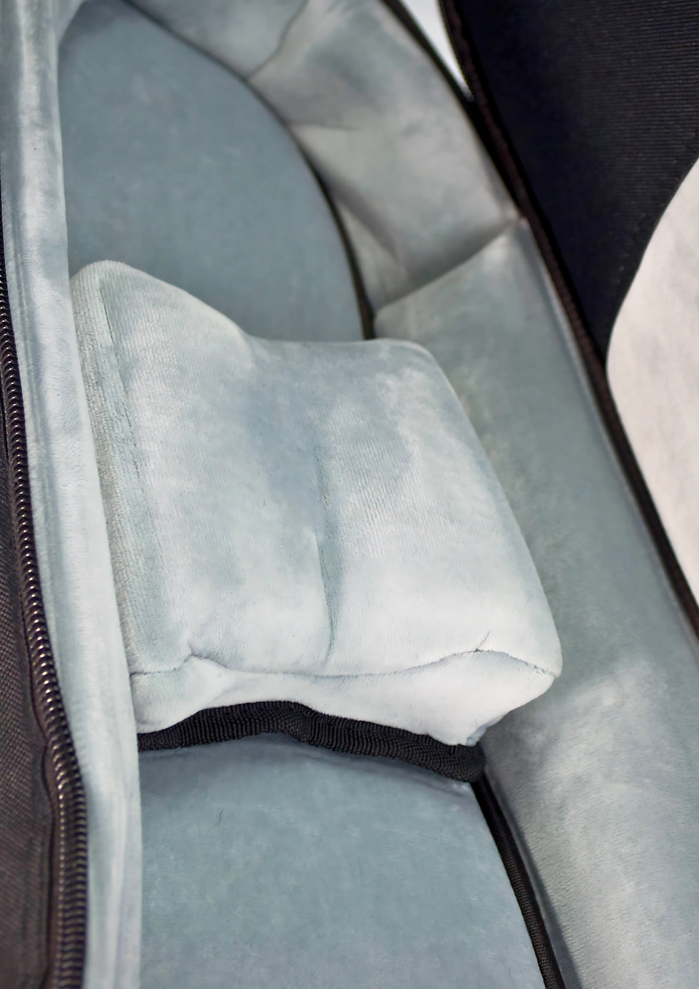 Thumbnail: Adjustable and detachable neck support inside Mammoth MAM15C classical guitar gigbag to secure smaller guitars