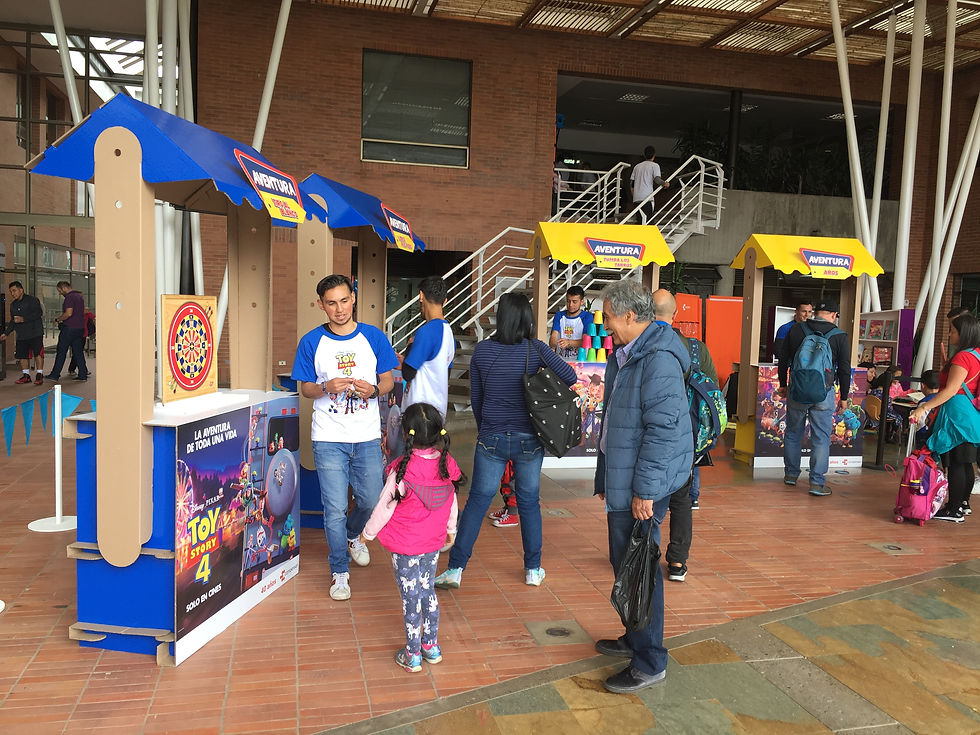 Vista frontal de stand corporativo hecho con cartón técnico sostenible