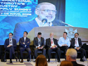 Acompaña Felifer Macías al gobernador durante el International Automotive Industry Supply Summit