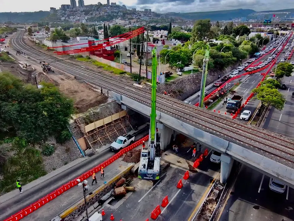 Obra del Tren México-Querétaro colapsa Boulevard Bernardo Quintana, la principal arteria de la ciudad.