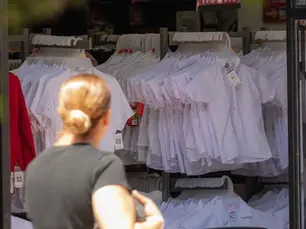 Comenzó búsqueda de uniformes para regreso a clases