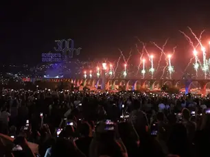 Miles celebraron 300 años del Acueducto con música, luces y drones