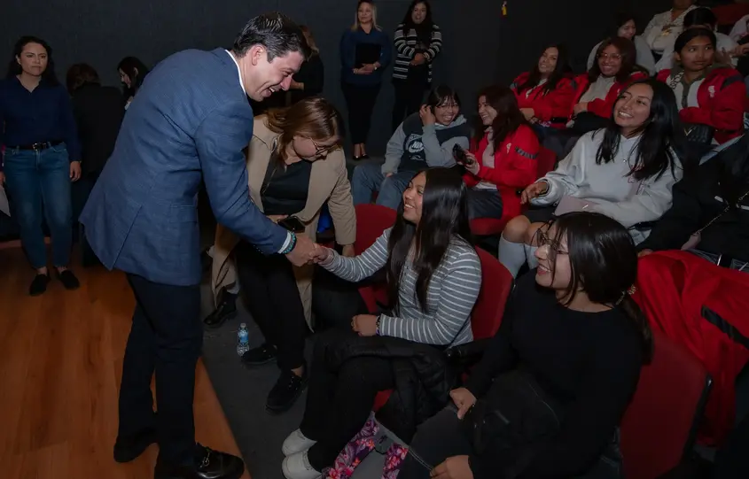 Encabeza Rodrigo Monsalvo clausura de “Soy Mujer, Soy Más Fuerte” con 300 jóvenes marquesinas