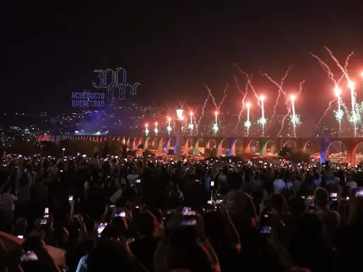 Miles celebraron 300 años del Acueducto con música, luces y drones