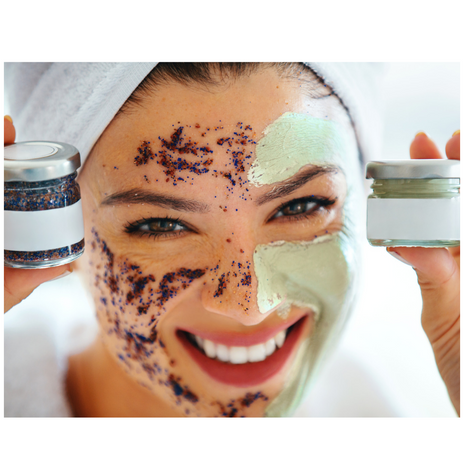 mulher com esfoliante no rosto
