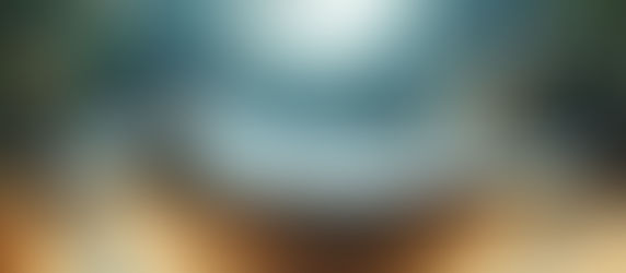 "Banho de Lua estético com banheira cheia de espuma sob a luz da lua, rodeada por velas acesas, flores e folhas, representando um ritual de clareamento corporal e relaxamento profundo."