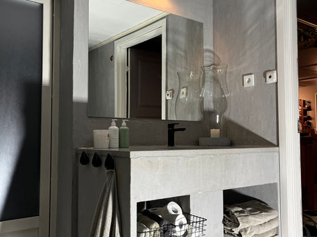 Badrumsrenovering i Stockholm – tryggt och professionellt utförd
Behöver du hjälp med badrumsrenovering i Stockholm? Vi renoverar badrum med hög kvalitet, certifierade hantverkare och lösningar som håller över tid. En professionellt utförd våtrumsrenovering ökar både värdet och komforten i din bostad, samtidigt som du får ett säkert och modernt badrum byggt enligt alla branschregler.
Vi tar hand om hela processen – rivning, tätskikt, rör, el, plattsättning och montering – och ser till att du får ett badrum som är både stilrent och funktionellt. Våra erfarna snickare och våtrumscertifierade hantverkare arbetar med noggrannhet, tydliga tidsplaner och fasta offerter för att ge dig en trygg renovering från start till mål.
Varför välja oss för din badrumsrenovering?
Certifierade hantverkare och korrekt utförda tätskikt
Trygga avtal och tydliga kostnader
Komplett lösning från idé till färdigt badrum
Hög kvalitet på material och utförande
Kontakta oss för en kostnadsfri offert på badrumsrenovering – vi hjälper dig att skapa ett badrum som håller i många år framöver.