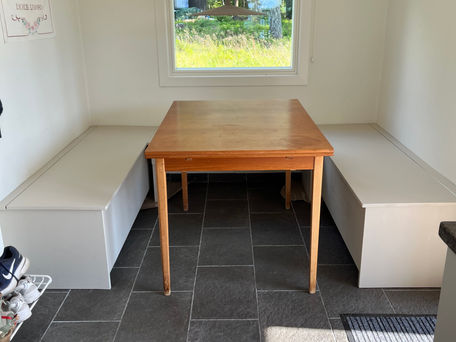 Platsbyggda möbler i Stockholm – specialsnickeri för smart och stilren interiör
Letar du efter platsbyggda möbler i Stockholm som skapar bättre förvaring, snyggare interiör och en mer funktionell vardag? Vi erbjuder måttanpassade lösningar för dig som vill ha något unikt och kvalitetsbyggt. Med professionellt specialsnickeri tar vi fram allt från platsbyggda garderober och bokhyllor till TV-väggar, sittbänkar, skrivbord och andra skräddarsydda möbler.
Platsbyggda möbler ger hemmet ett exklusivt uttryck samtidigt som varje centimeter tas tillvara. Våra snickare arbetar med hög precision, hållbara material och design anpassad efter dina behov och önskemål. Oavsett om du vill maximera förvaringen i hallen, skapa en unik möbel till vardagsrummet eller förbättra interiören i hela hemmet, levererar vi lösningar som håller över tid.
Varför välja platsbyggda möbler?
Perfekt passform och smart utnyttjande av utrymme
Hög kvalitet och skräddarsydd design
Hållbara material och tidlös interiör
Möbler som både förenklar och förhöjer vardagen
Kontakta oss för kostnadsfri offert på platsbyggda möbler – vi hjälper dig skapa en personlig och funktionell interiör anpassad efter ditt hem.