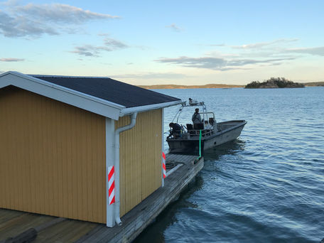 Byggarbeten i Stockholms skärgård
Vi utför byggarbeten i hela Stockholms skärgård och är vana vid de unika förutsättningar som öar och kustnära miljöer innebär. Med lång erfarenhet av transporter, logistik och planering i skärgården ser vi till att varje projekt genomförs effektivt och tryggt – även där tillgängligheten är begränsad.
Oavsett om det gäller renovering, tillbyggnad, nybyggnation, altaner eller andra snickeriarbeten anpassar vi arbetsmetoderna efter platsens förutsättningar. Vi samarbetar med båttransporter och har god kännedom om hur material och utrustning behöver hanteras i skärgårdsmiljö.
Vårt mål är att leverera hållbara och estetiskt välgjorda lösningar som passar in i den unika skärgårdsarkitekturen, samtidigt som vi gör processen så smidig som möjligt för dig som kund – oavsett om fastigheten ligger nära fastlandet eller längre ut i övärlden.