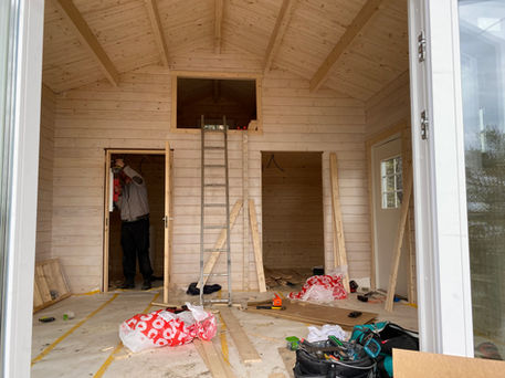 Renovering i Stockholm – professionell hjälp när du vill renovera ditt hem
Planerar du en renovering i Stockholm och söker en pålitlig byggfirma som kan hjälpa dig att modernisera och förbättra ditt hem? Vi renoverar allt från enskilda rum till kompletta bostäder och levererar hög kvalitet i varje detalj. Oavsett om du vill fräscha upp ytskikt, öppna upp en planlösning eller göra en totalrenovering erbjuder vi lösningar som är hållbara, funktionella och anpassade efter dina behov.
Vi tar hand om hela processen – planering, rivning, snickeri, golv, målning, el, VVS och slutfinish – alltid utfört av erfarna hantverkare och enligt gällande branschregler. Med tydlig kommunikation, fasta offerter och strukturerade tidsplaner gör vi renoveringen trygg och smidig från start till mål.
Varför välja oss för din renovering?
Erfaren byggfirma med hög kvalitet i utförande
Kompletta renoveringar – från mindre uppdrag till totalrenovering
Trygga avtal och transparenta kostnader
Anpassade lösningar efter dina behov och önskemål
Kontakta oss för en kostnadsfri offert på renovering – vi hjälper dig skapa ett hem som både känns modernt och fungerar bättre för din vardag.