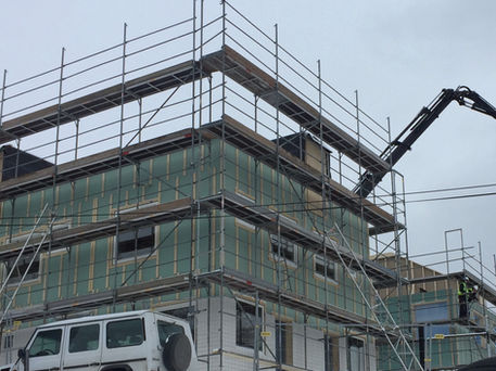 Tillbyggnad i Stockholm – professionell hjälp när du vill bygga ut huset
Planerar du en tillbyggnad i Stockholm och behöver en erfaren byggfirma som kan hjälpa dig att bygga ut huset på ett tryggt och professionellt sätt? Vi utför tillbyggnader som skapar mer boyta, bättre funktion och ökat värde i ditt hem. Oavsett om du behöver ett extra rum, större vardagsrum, nytt kök, garage eller ett modernt uterum tar vi hand om hela processen.
Vi hjälper dig från idé, ritningar och bygglov till färdig tillbyggnad – alltid med hög kvalitet, tydlig kommunikation och fackmannamässigt utförande. Våra snickare ser till att tillbyggnaden harmonierar med den befintliga konstruktionen och uppfyller alla krav på hållbarhet, energi, ventilation och säkerhet.
Varför välja oss för din tillbyggnad?
Erfaren byggfirma med kompetens inom alla delar av projektet
Hjälp med ritningar, bygglov och projektering
Hög kvalitet och långsiktigt hållbara lösningar
Trygga avtal och tydliga tidsplaner
Kontakta oss för kostnadsfri offert på tillbyggnad – vi hjälper dig att skapa mer utrymme och ett hem som fungerar bättre för din vardag.