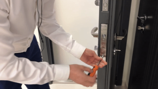 Открутите полностью винт крепления на пластинке