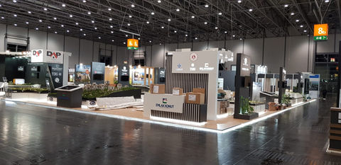 DDP ve Celalettin standı, fuar alanı içinde, modern almanya fuar standı.