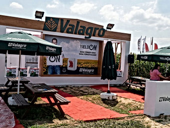 Markanıza prestij katacak, kurumsal kimliğinizi en iyi şekilde yansıtan ahşap ve modüler fuar standı çözümleri. BayZ Tasarım ile tasarım aşamasından kuruluma kadar kusursuz fuar standı deneyimi.