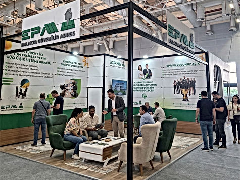 Markanızın kurumsal prestijini fuar alanına taşıyan, tamamen butik işçilikle üretilmiş özel tasarım ahşap fuar standı projesi. Yüksek kaliteli ahşap konstrüksiyon, pürüzsüz lake yüzeyler ve gizli aydınlatma detaylarıyla birleşerek markanıza özgü, sınır tanımayan mimari bir estetik ve dayanıklılık sunar.