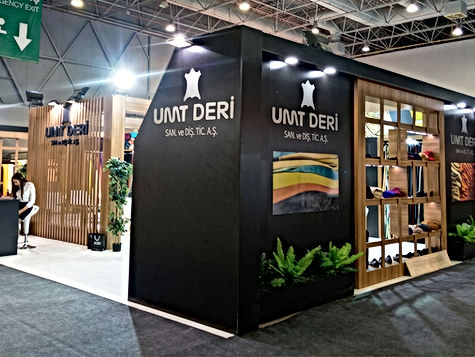 Markanızın kurumsal prestijini fuar alanına taşıyan, tamamen butik işçilikle üretilmiş özel tasarım ahşap fuar standı projesi. Yüksek kaliteli ahşap konstrüksiyon, pürüzsüz lake yüzeyler ve gizli aydınlatma detaylarıyla birleşerek markanıza özgü, sınır tanımayan mimari bir estetik ve dayanıklılık sunar.